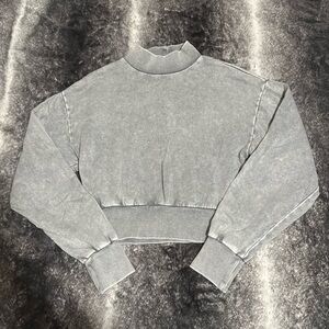 Forever 21. Sweatshirt. Subtle turtleneck. Soft and lightweight light. Size S.